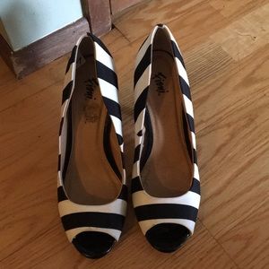 Fioni black and white stripe peep toe pumps size 8